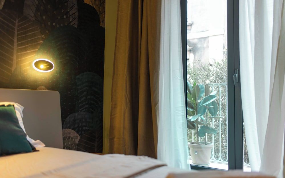 Opera Boutique Superior Double Room, City View 9