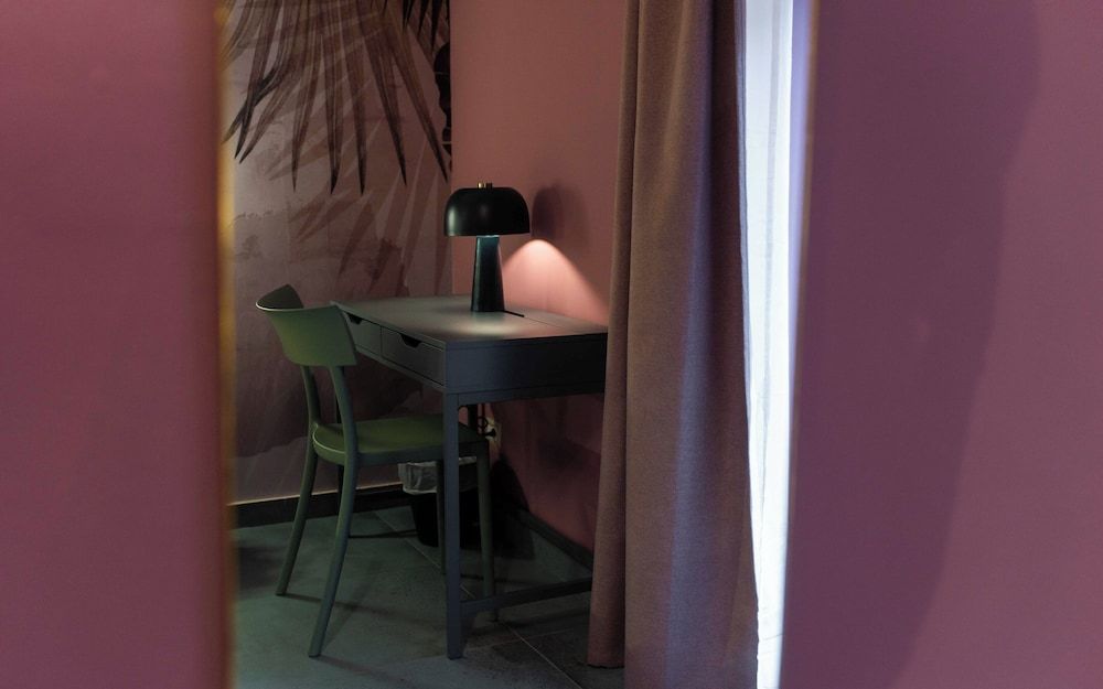 Opera Boutique Family Double Room, City View 6