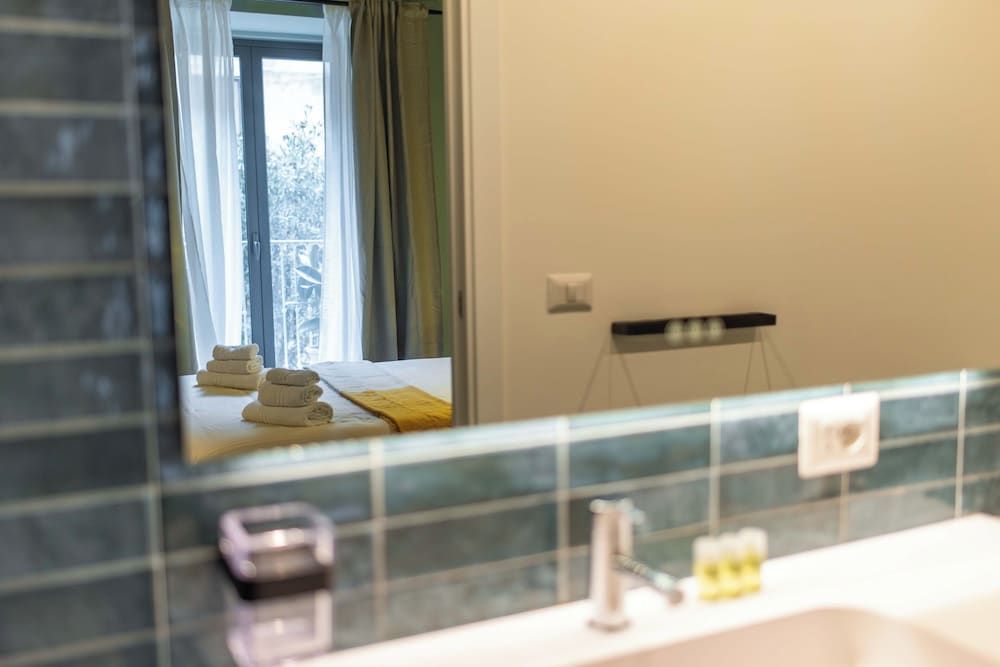 Opera Boutique Superior Double Room, City View 6