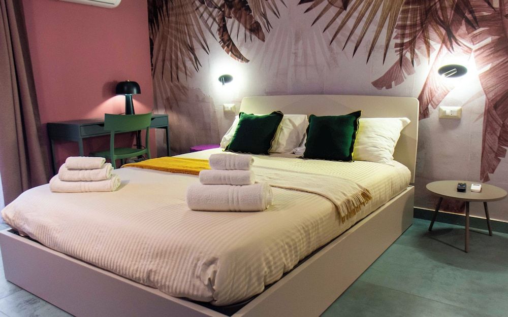 Opera Boutique Family Double Room, City View 3