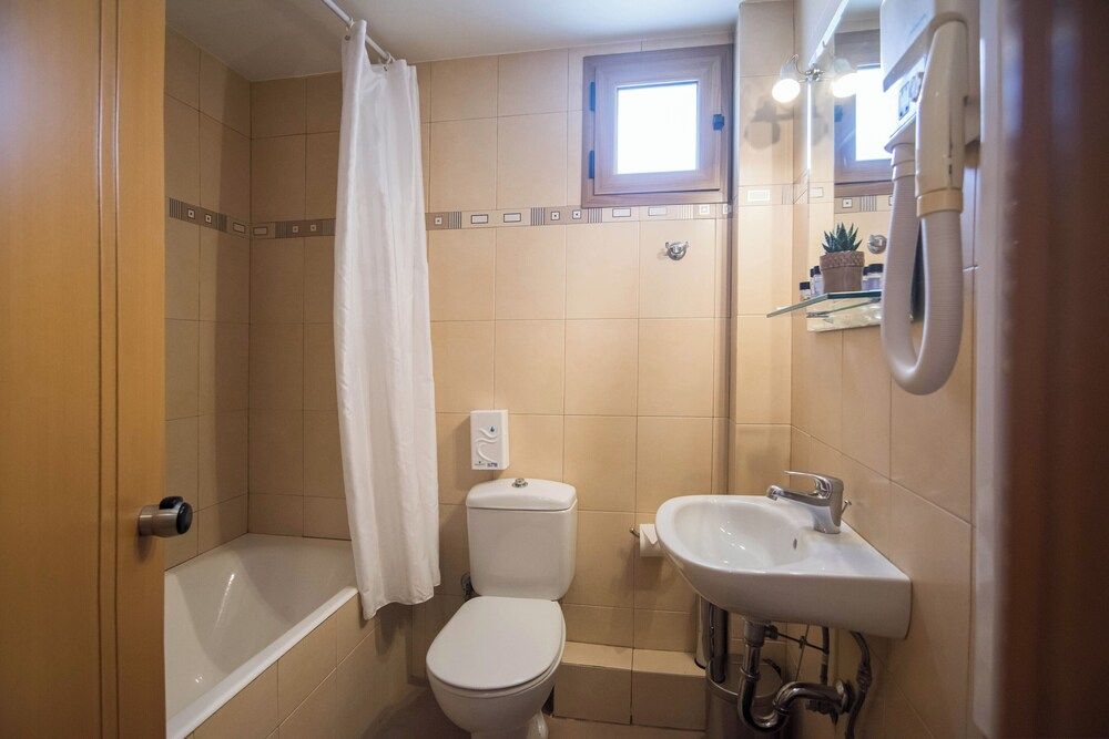 Tholos Triple Room 4