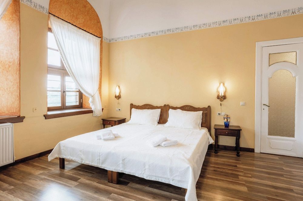 Comfort, King and Sofa Bed, City or Courtyard View