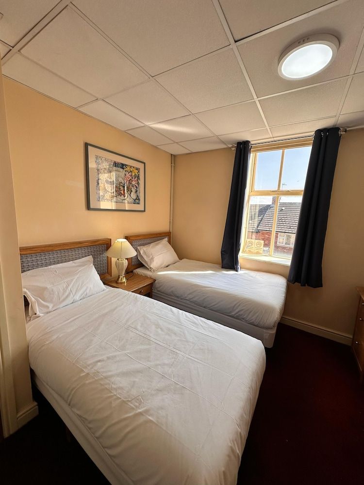 Throstles Nest Hotel Basic Twin Room, 2 Twin Beds, Non Smoking, Shared Bathroom 2