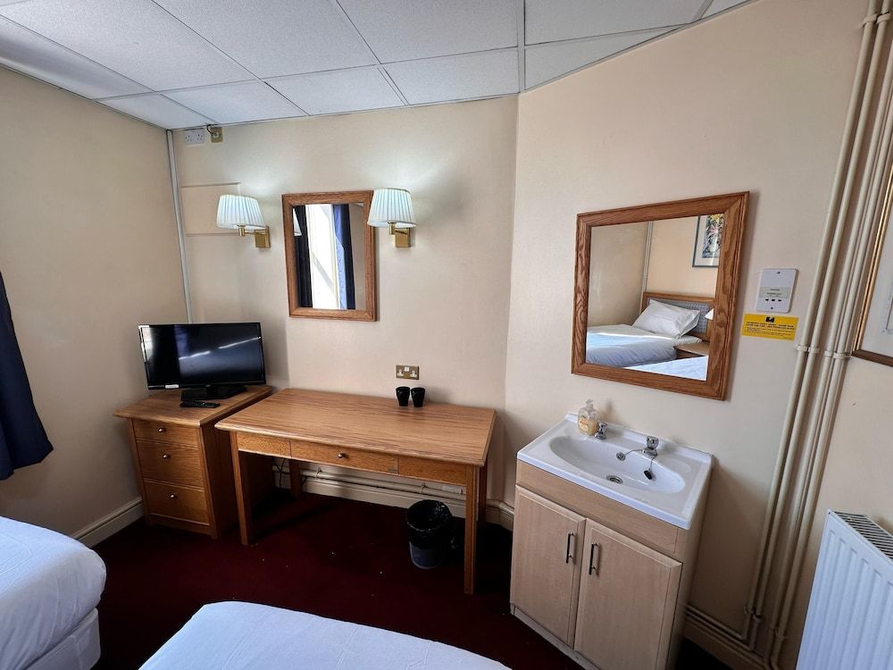Throstles Nest Hotel Basic Twin Room, 2 Twin Beds, Non Smoking, Shared Bathroom