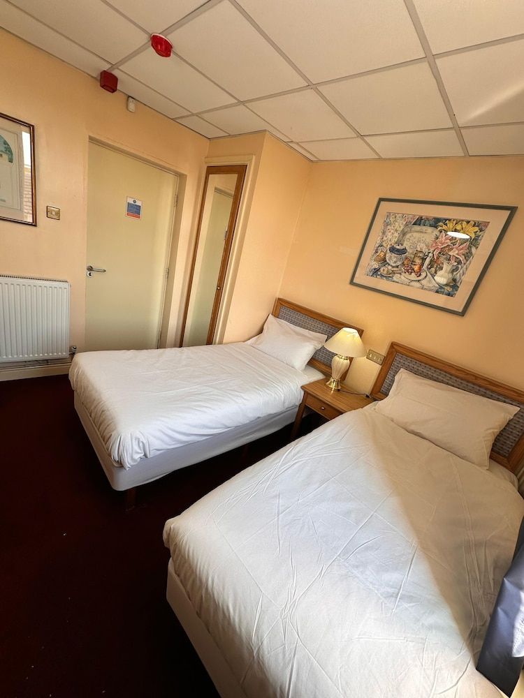 Basic Twin Room, 2 Twin Beds, Non Smoking, Shared Bathroom