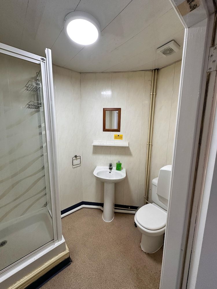 Throstles Nest Hotel Basic Twin Room, 2 Twin Beds, Non Smoking, Shared Bathroom 4