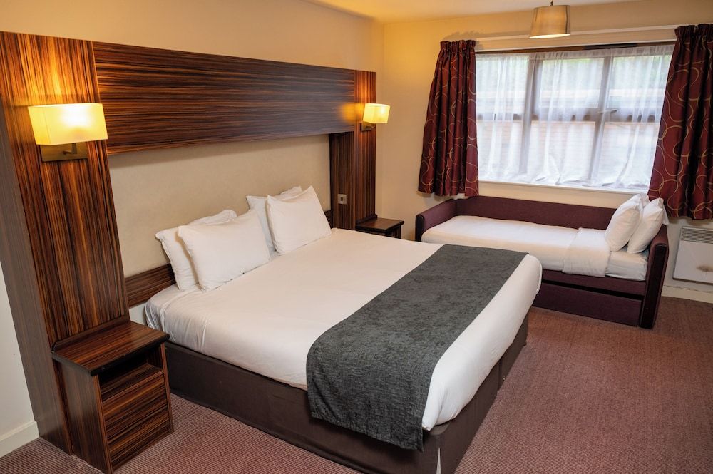 Fernhurst Lodge by Greene King Inns Family Room 2