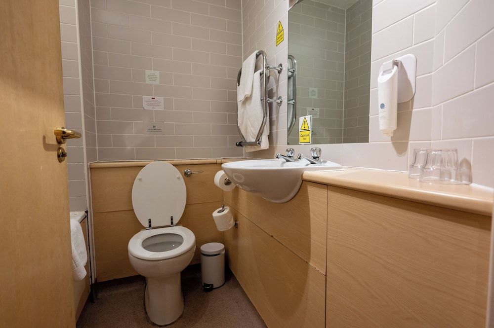 Fernhurst Lodge by Greene King Inns Standard Double Room 6