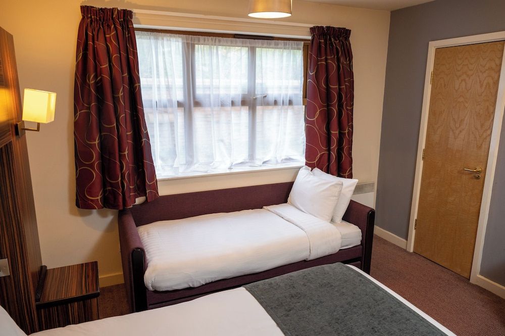 Fernhurst Lodge by Greene King Inns Family Room 3