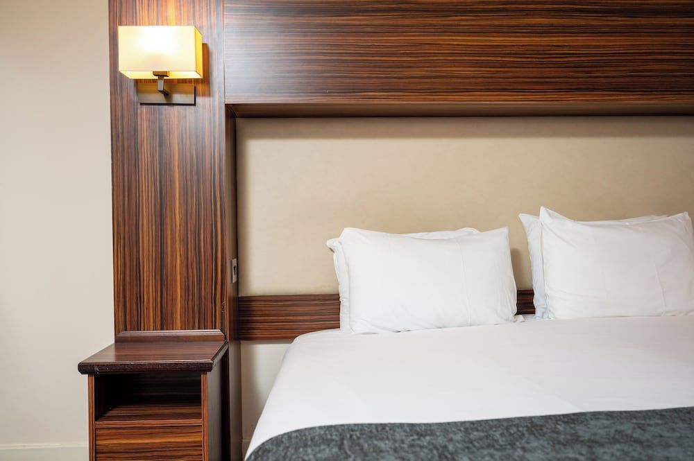 Fernhurst Lodge by Greene King Inns Standard Double Room 3