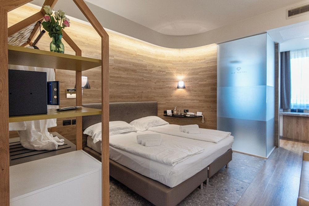 Ile Hotel Junior Suite Doppia con doccia a vista 12