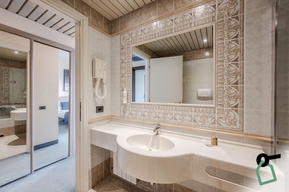 Hotiday Room Collection - Stresa Superior Double Room, Balcony, Lake View 7