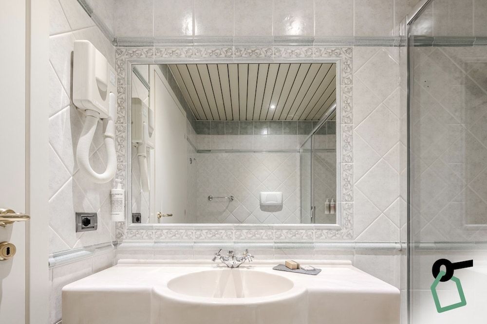 Hotiday Room Collection - Stresa Classic Double Room, Balcony 16