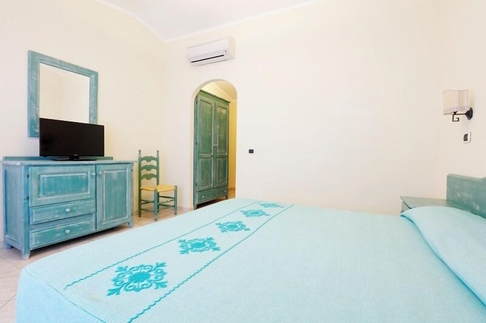 Hotiday Golfo Aranci Quadruple Room 5