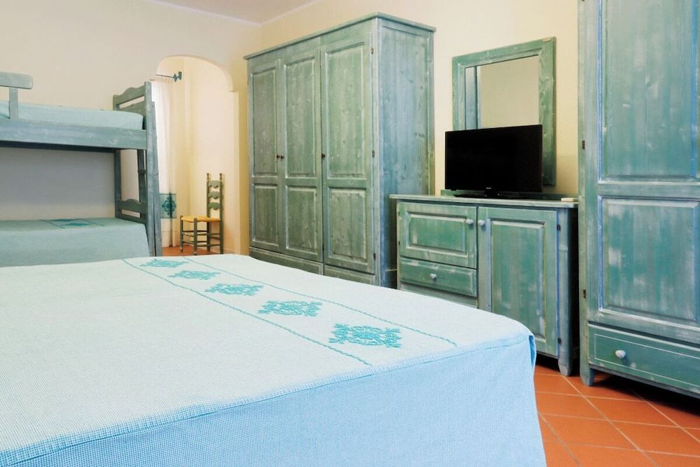 Hotiday Golfo Aranci Quadruple Room 4