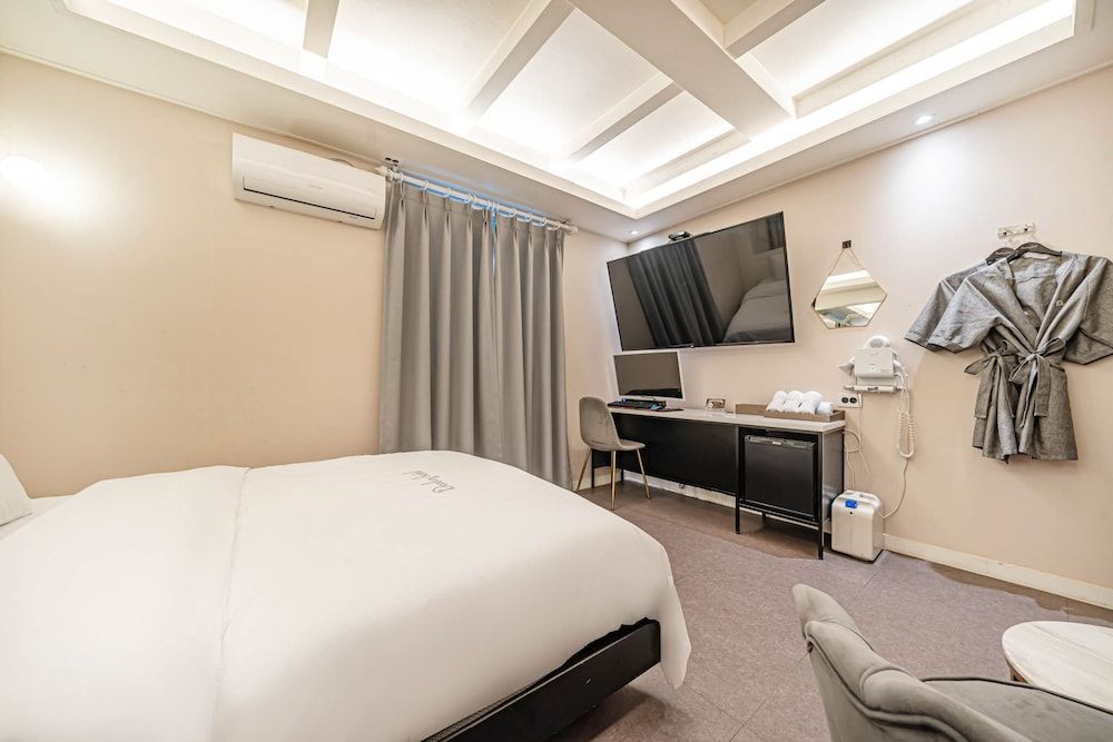 DK Hotel Deluxe Room