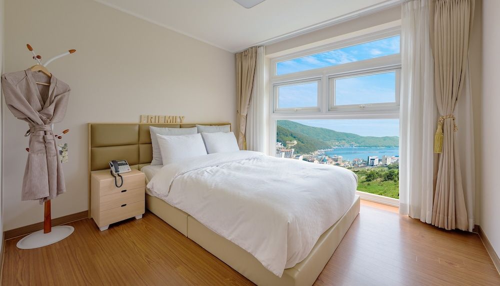 Friemily Pool Villa & Hotel Pool Villa Family Royal Room