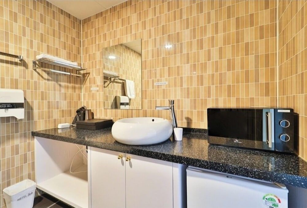 Hotel 701 Signature Studio 11