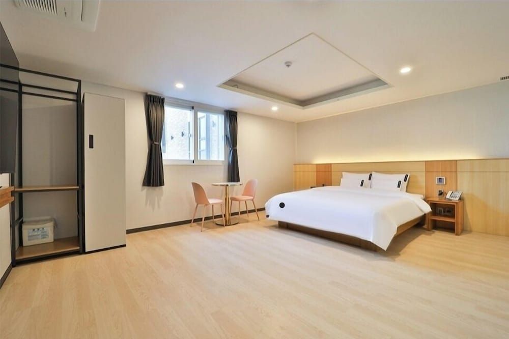 Hotel 701 Superior Room 6