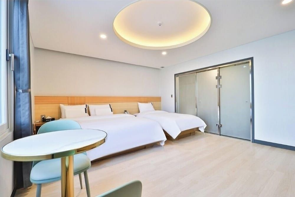 Hotel 701 Superior Twin Room 4