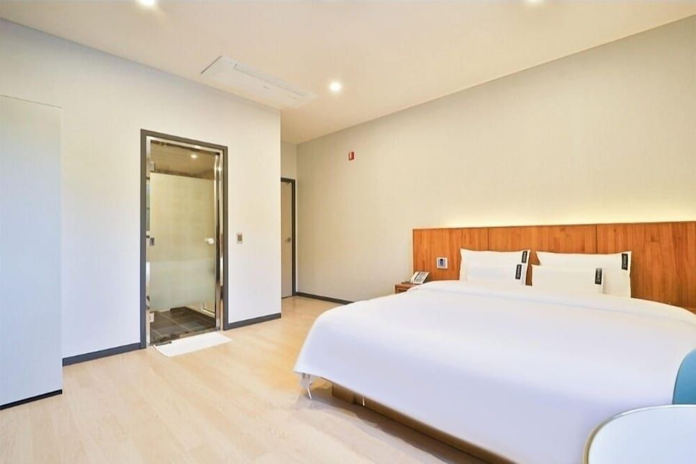 Hotel 701 Signature Studio 4