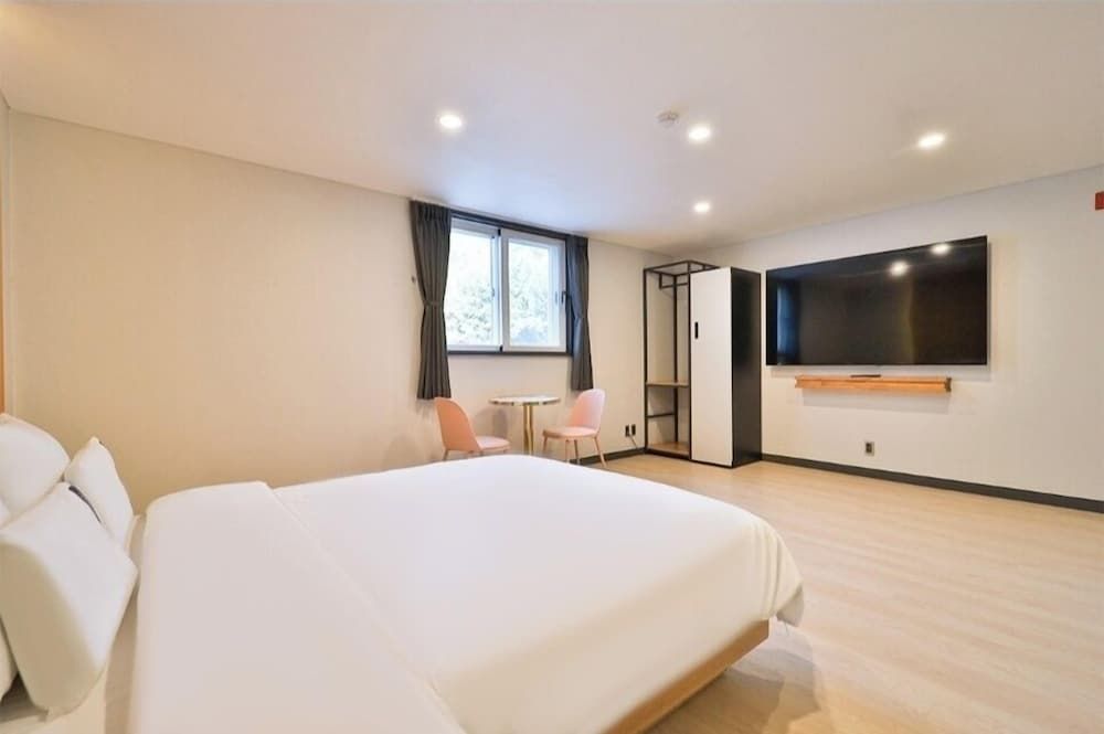 Hotel 701 Superior Room 2