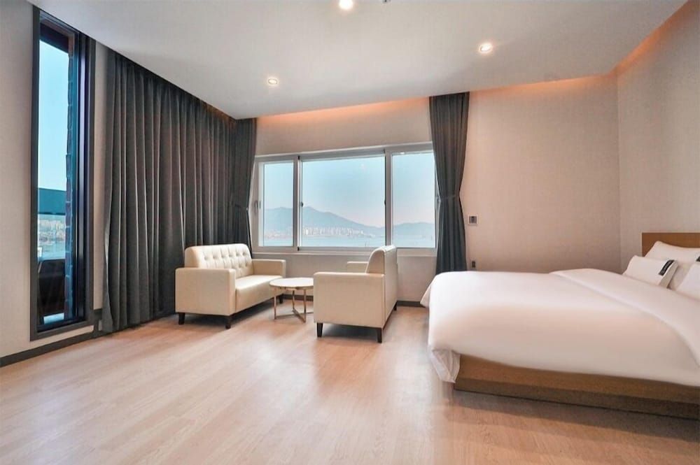 Hotel 701 Signature Studio 15