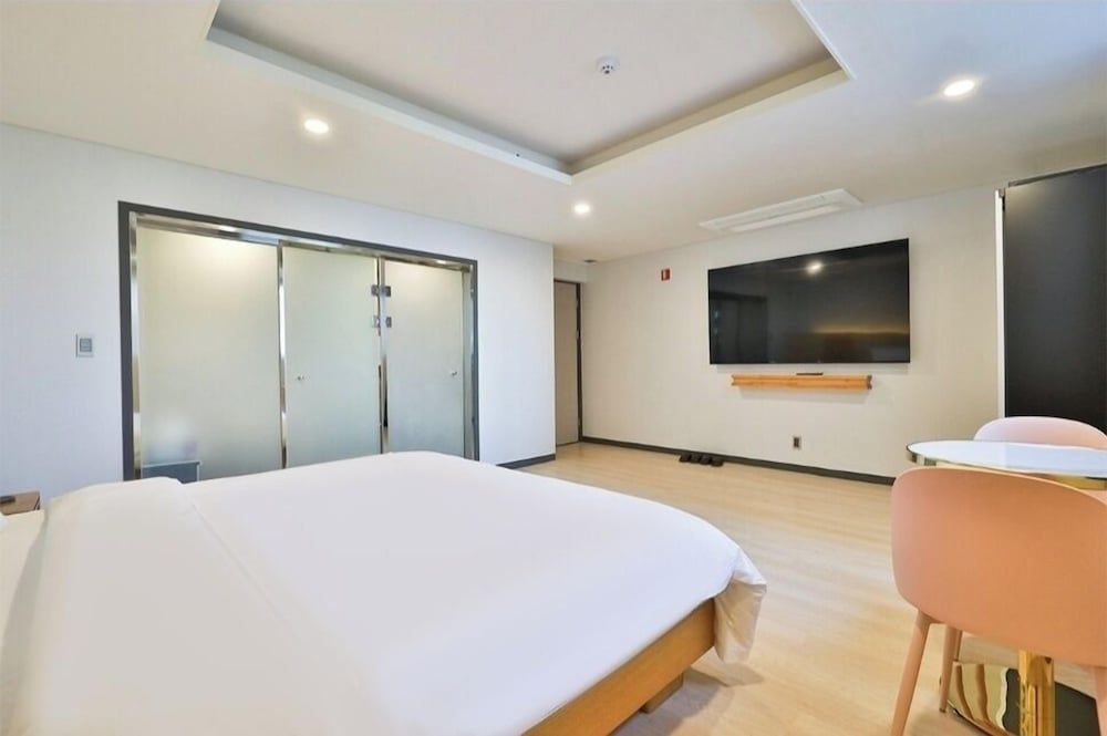 Hotel 701 Superior Room 8