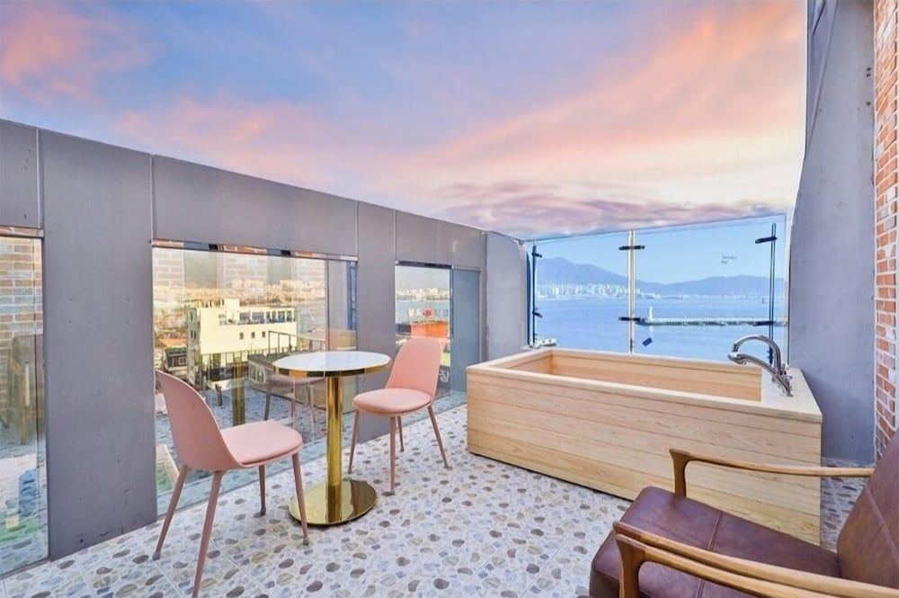 Hotel 701 Signature Studio 8