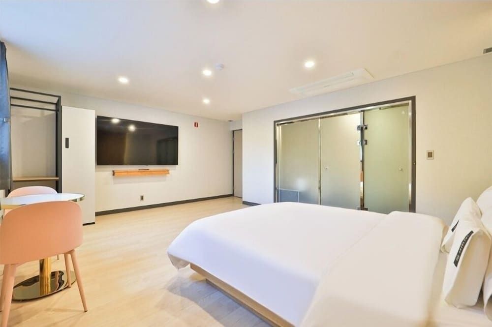 Hotel 701 Superior Room 5