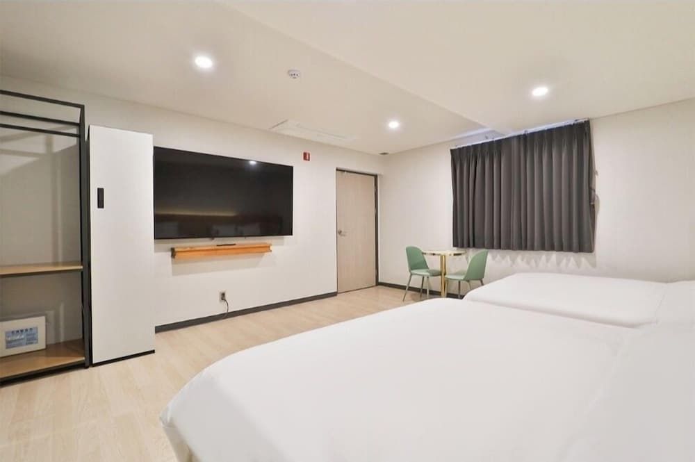 Hotel 701 Superior Twin Room 12