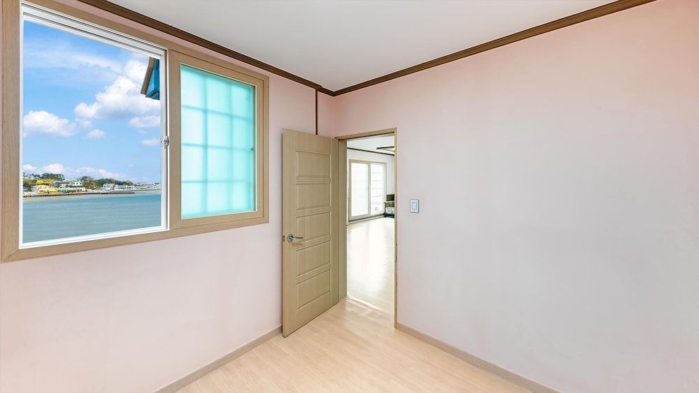Geoje Youngsu Pension Basic Room, 2 Bedrooms (B201) 8