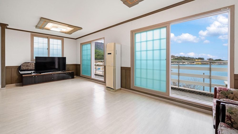 Geoje Youngsu Pension Basic Room, 2 Bedrooms (B201) 7