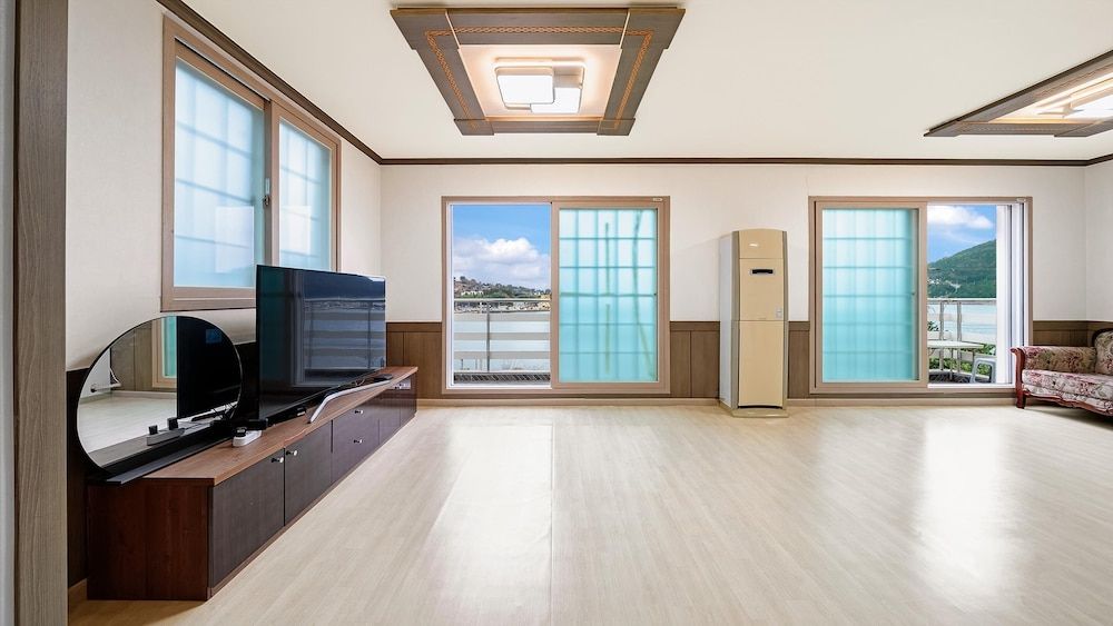 Geoje Youngsu Pension Basic Room, 2 Bedrooms (B201) 5