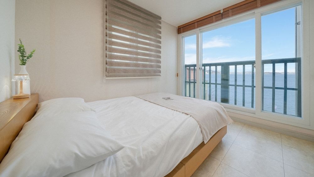 Geoje Beachwhite Pension Basic Room, 2 Bedrooms (white 401) 2