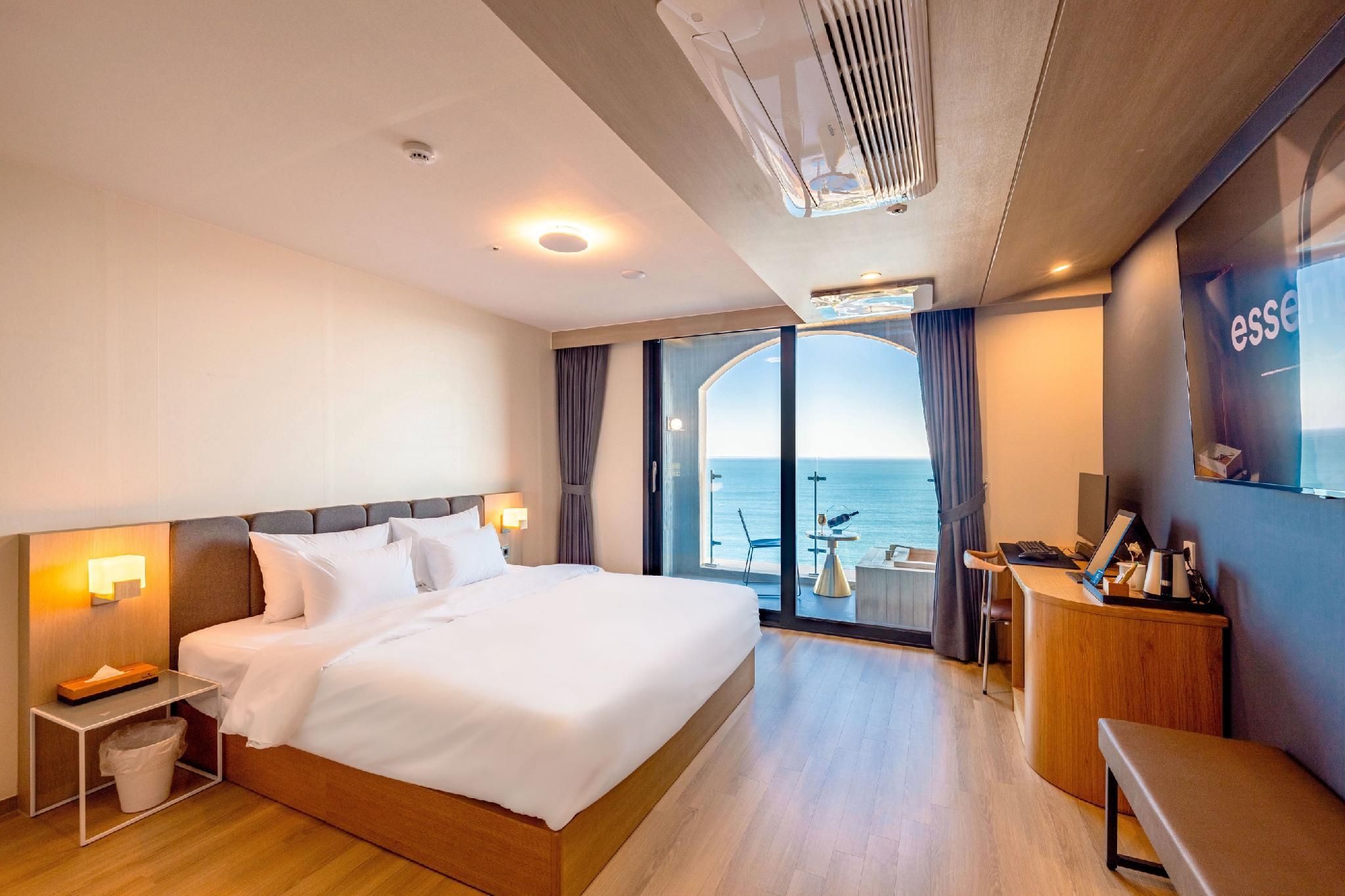 Deluxe Ocean - High Floor (Ocean View Terrace (6th floor and above) + Breakfast + Styler + 65-inch