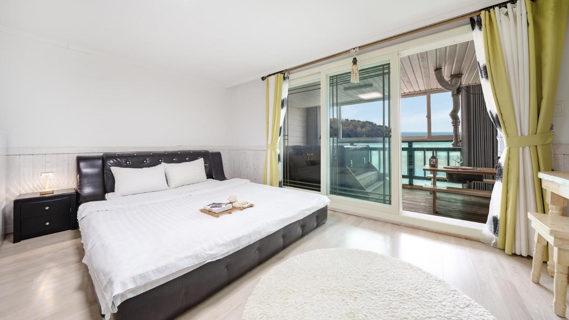 Ganghwa Nakjogaboineun spa Pension Studio 5