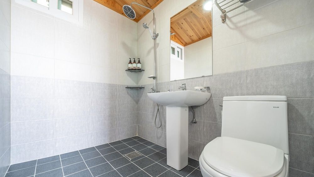 Yeosu Arum Oceanview Whole House Pension Basic Room, 1 Bedroom (Room 102) 5