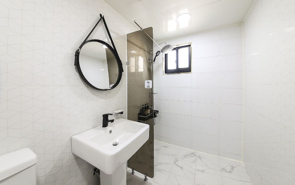 Heimishi Hotel Tongyeong Deluxe Double Room, City View 12