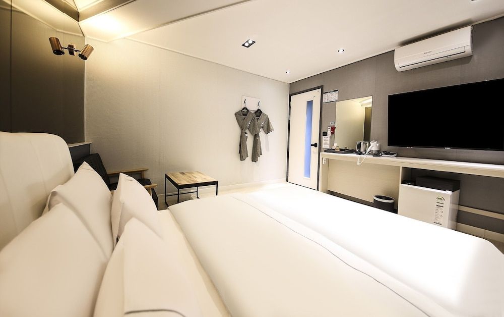 Heimishi Hotel Tongyeong Deluxe Double Room, City View 5