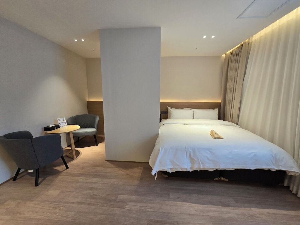 JungGam Hotel Signature Double Room, 1 King Bed 2