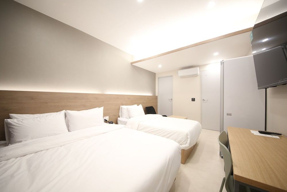 Calmrest Masan Business Twin Room 2