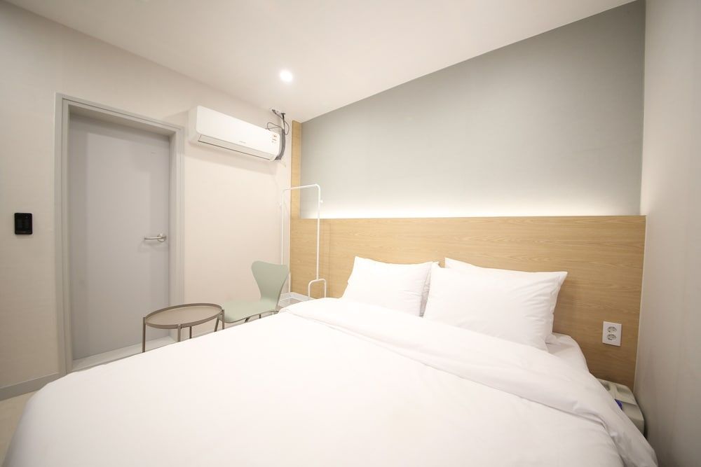 Calmrest Masan Standard Double Room