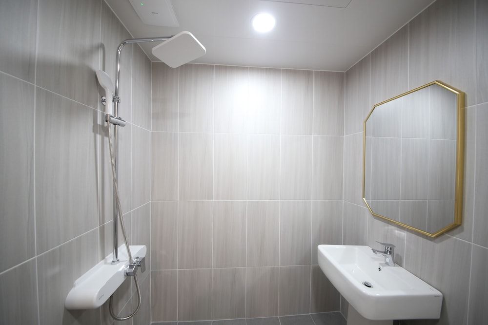 Calmrest Masan Business Twin Room 4