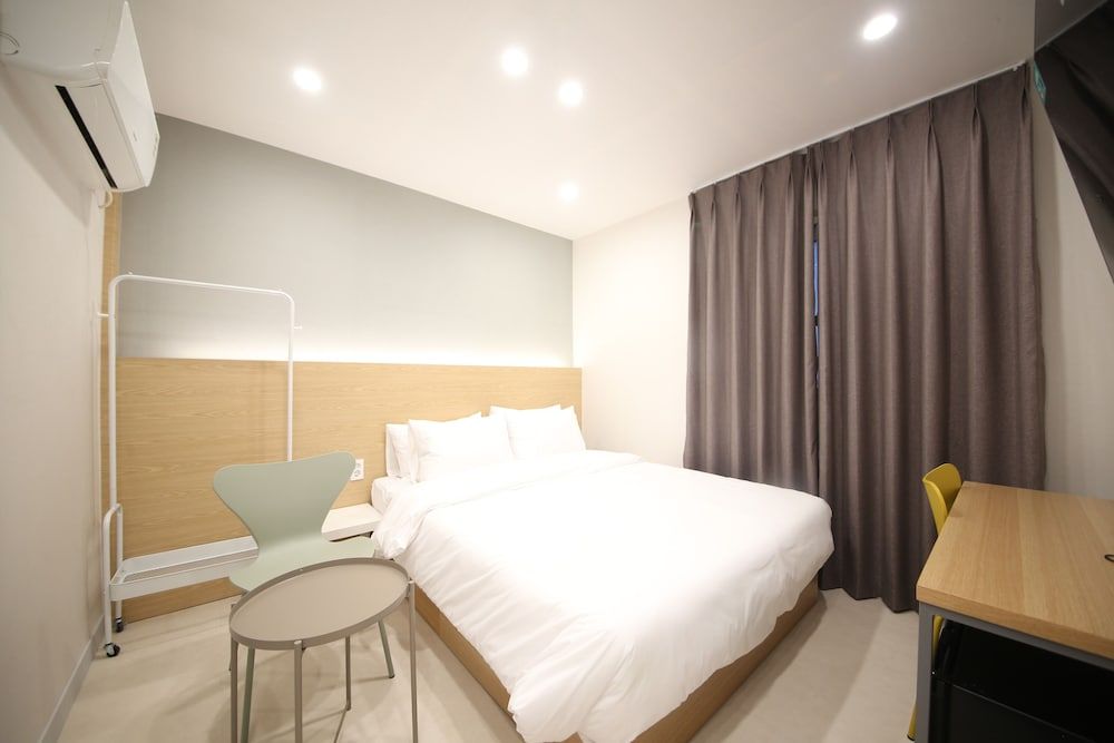 Calmrest Masan Standard Double Room 2