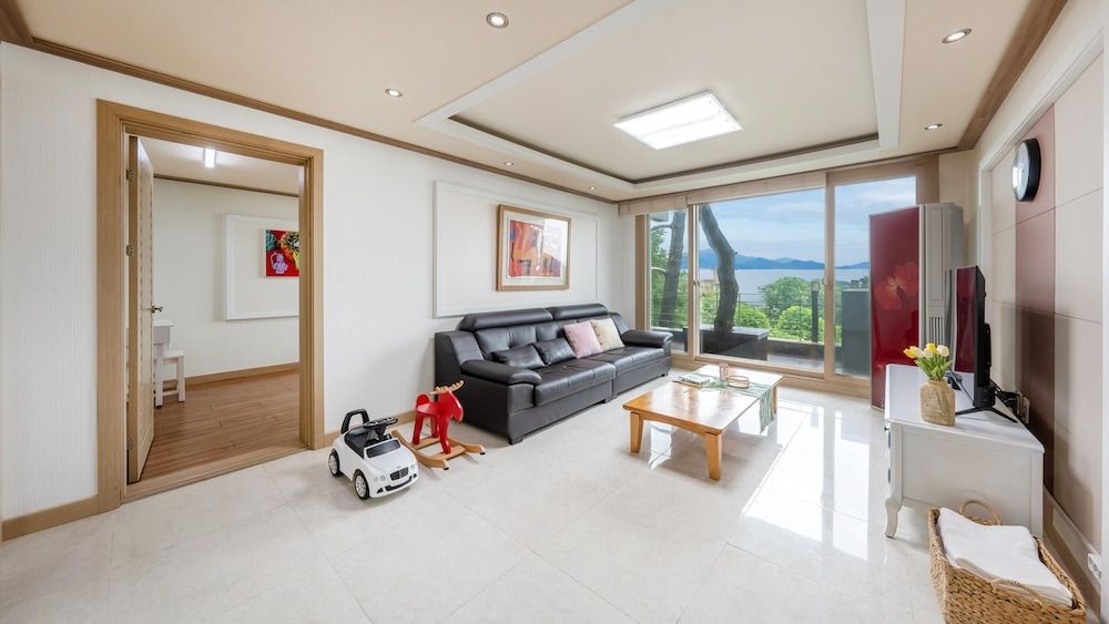 Yeosu Falling in Blue Ocean View Pension Basic Room, 2 Bedrooms (F4) 8