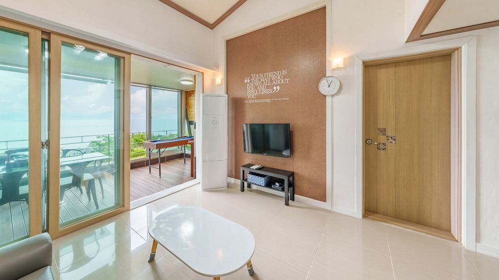 Yeosu Falling in Blue Ocean View Pension Basic Room, 2 Bedrooms (B6) 8