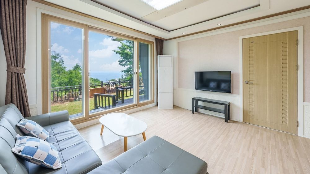 Yeosu Falling in Blue Ocean View Pension Basic Room, 1 Bedroom (F1) 8