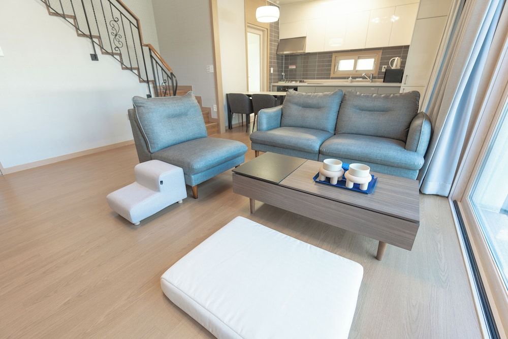 Le Comte Bleu Woof House 7