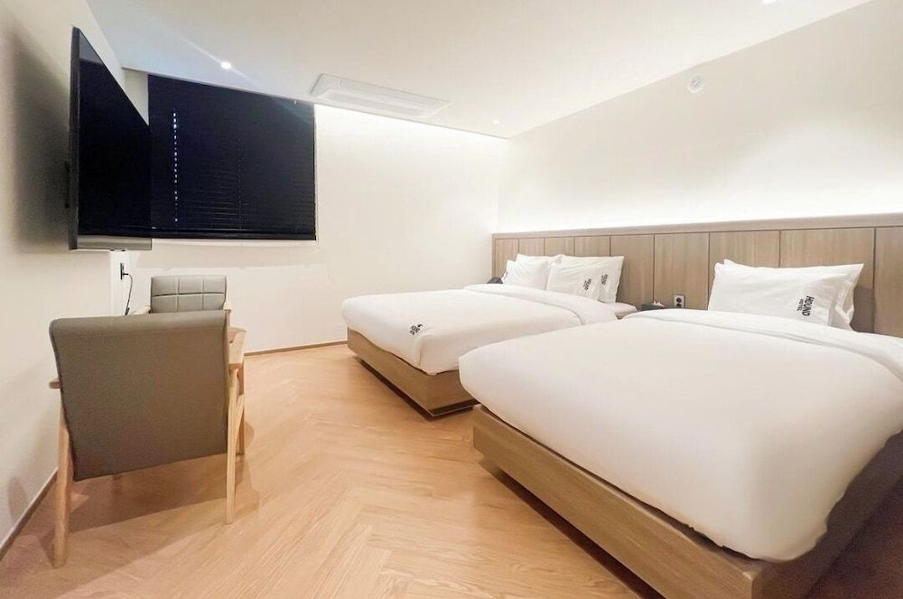 Hound Hotel Jeonju Deokjin F. Suite Twin - Free Breakfast for Two - No Breakfast on Monday Morning